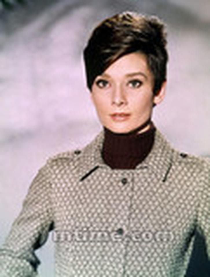 1967年,《盲女惊魂记》。本片是赫本第五次也是最后一次获奥斯卡影后提名,在这部赫本里程碑式的作品里,其悬念气氛不亚于希区柯克的力作,进一步展示了赫本已渐趋化境的表演技艺。