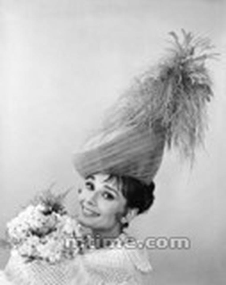 1964年,《窈窕淑女》。影片戏服由著名的皇家御用摄影师兼舞台设计大师塞西尔·比顿设计,比顿非常擅长设计19世纪上层社会妇女的时装,在此之前他也包揽了《窈窕淑女》舞台剧的全部设计(包括舞台场景和服装)。
