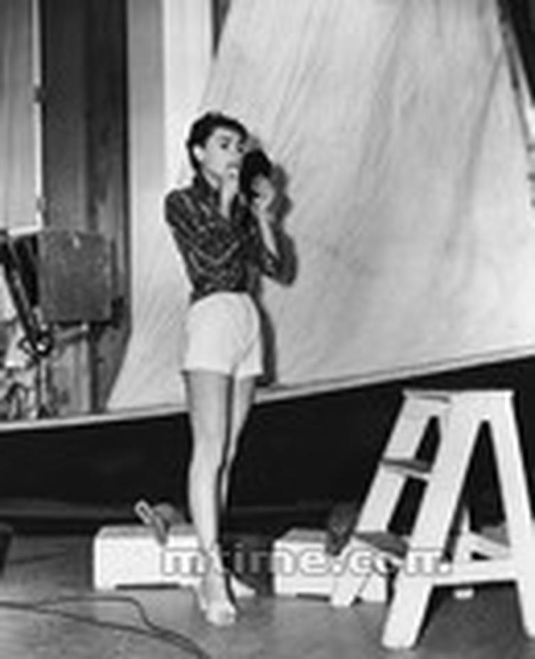 1954年,《龙凤配》。赫本在片场对镜梳妆。
