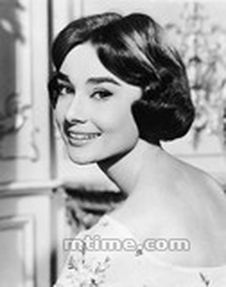 1957年,《黄昏之恋》。二十七八岁的赫本,兼有少女的天真与成熟女子的风韵。