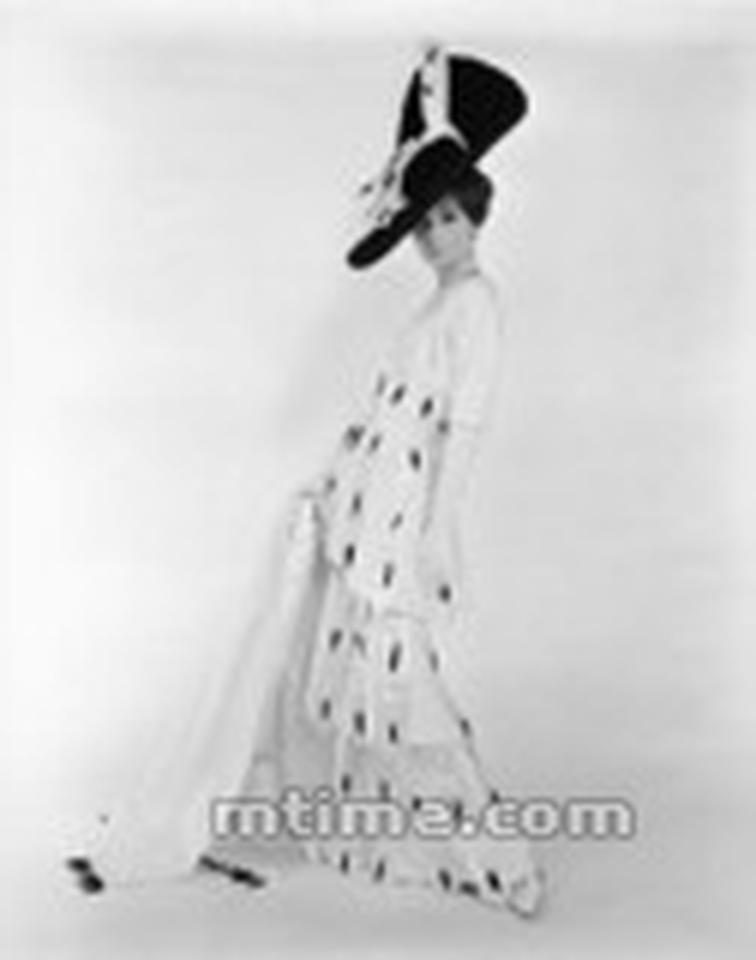 1964年,《窈窕淑女》。赫本在多年以后提到如果当时她拒绝了出演伊莉莎,下一个考虑的人选不会是朱丽·安德鲁斯,而是伊莉莎白·泰勒,她极其希望得到这个角色。