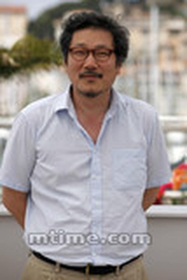 导演洪尚秀亮相