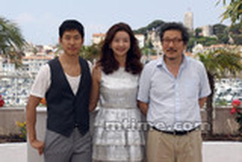 导演洪尚秀携男女主演亮相