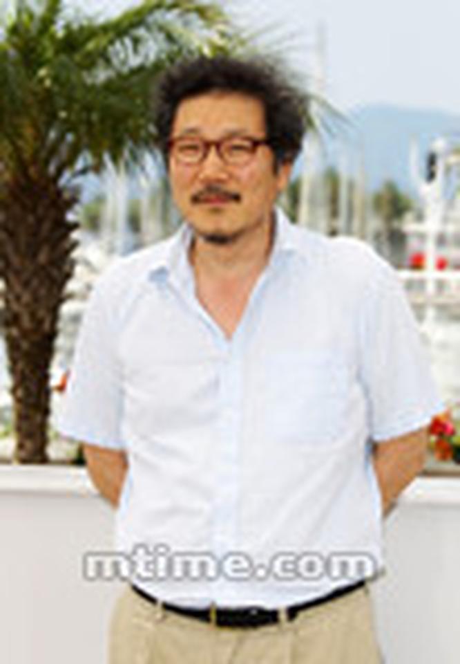 导演洪尚秀亮相