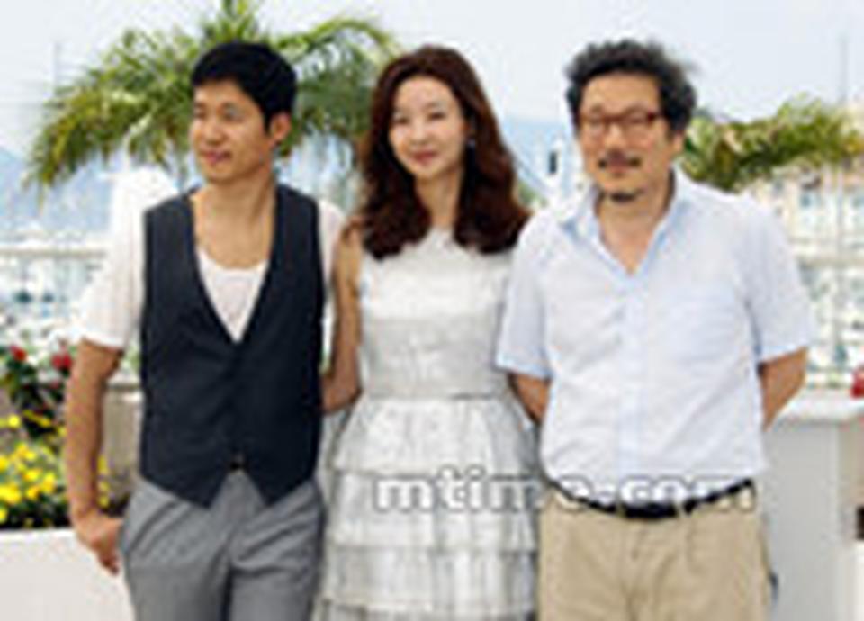 导演洪尚秀携男女主演亮相