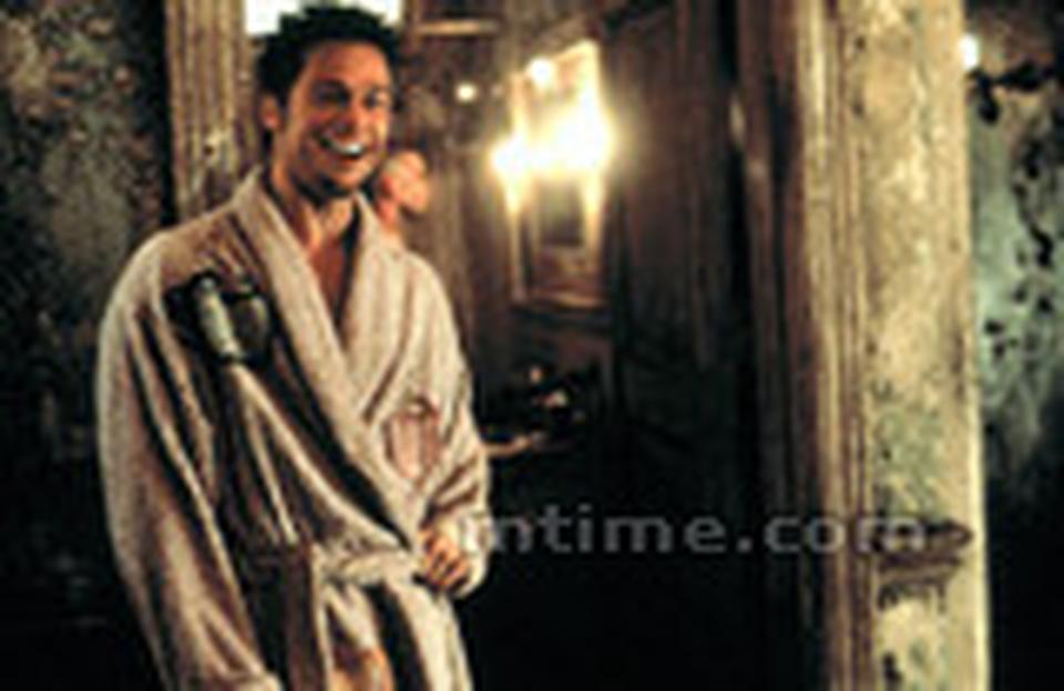 摄影师杰夫·克隆威斯(Jeff Cronenweth)早在1999年就曾与导演大卫·芬奇在《搏击俱乐部》中有过合作,这部影片可说是对好莱坞大片制作模式的一种挑战,通过消掉的饱和度、对现场光的高度依赖以及对主角演员特殊的打光方式,营造出诡异的黑色电影氛围。2010年度新作《社交网络》中克隆威斯与导演芬奇再次书写前缘,尽管他的名气及成就不及那些好莱坞知名摄影大师,却部部都堪称精品。