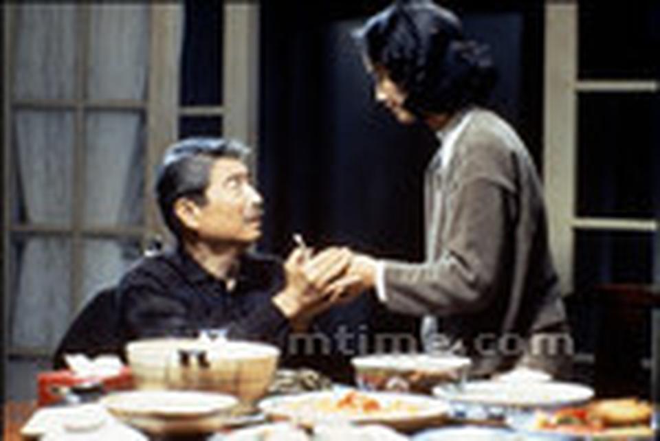 郎雄在李安的“父亲三部曲”中饰演了一系列尴尬的父亲，不管是《推手》里面对洋媳妇的障碍，或是《喜宴》中儿子出柜的无奈，还是《饮食男女》中的为老不尊梅开二度。传统的父权正在坍塌，但传统的父亲依然是我们的根。