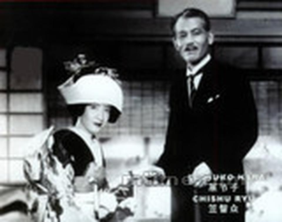 这是小津最凝练也最为经典的作品之一，流畅、清新、细腻、隽永，父亲一生最大的谎言就是为了让女儿能够得到幸福，而女儿一生的愿望就是陪在父亲身边。在平淡的日常生活中，品出难以言表的人生况味。最后女儿出嫁了，在晚春的夜晚，只有父亲一个人孤独地消磨时光。笠智众扮演的父亲极具东方味道。
