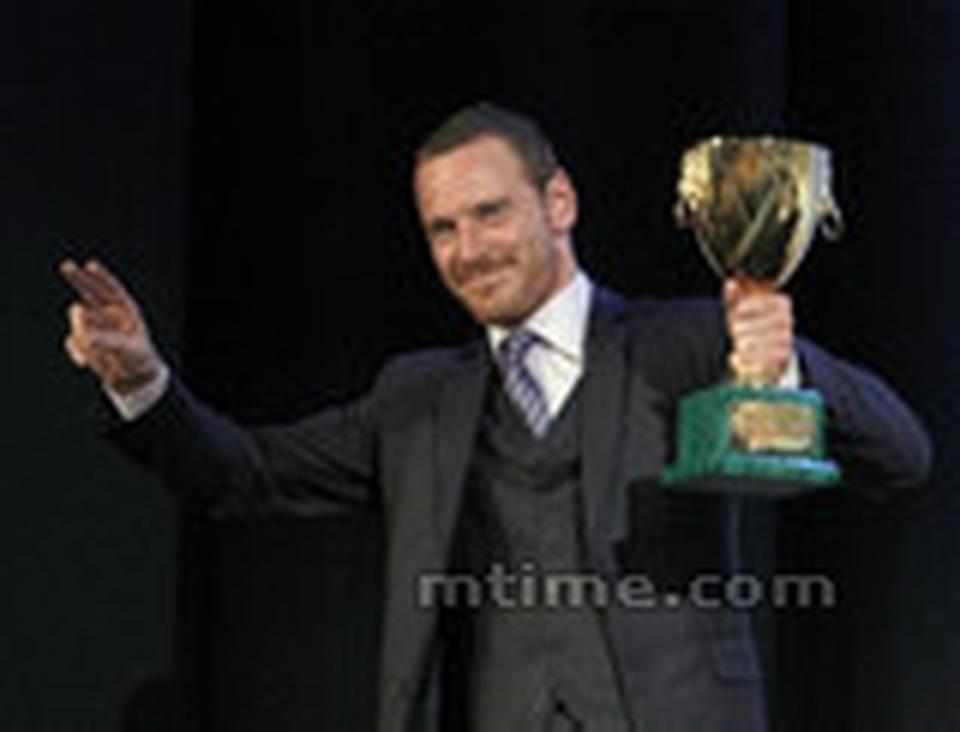迈克尔·法斯宾德凭借《羞耻》中的精湛演技获得本届威尼斯最佳男演员大奖