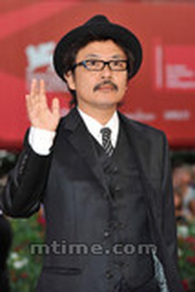 日本导演园子温的新作《庸才》入围本届威尼斯，他也出现在红毯上，是否能有所斩获还得等奖项公布
