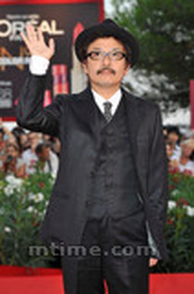 日本导演园子温的新作《庸才》入围本届威尼斯，他也出现在红毯上，是否能有所斩获还得等奖项公布