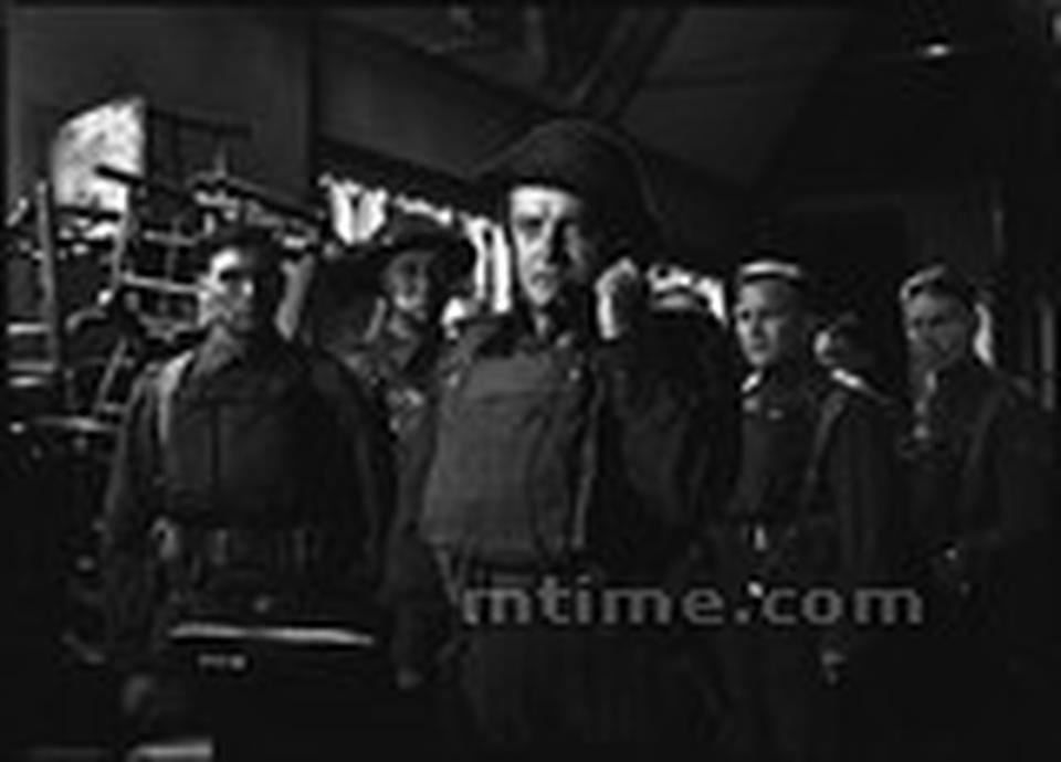导演:卡瓦尔康蒂·阿尔贝托背景:二战关键词:谍战 这是一个谍战题材的惊险故事,德国大举入侵英国之前,空投了一批伞兵潜入英国小镇中,控制当地百姓,为德国的进攻做前期准备,小镇居民想尽办法与外界取得了联系,与赶来的英军里应外合歼灭了德国间谍。影片着眼于商业娱乐性,在巴西电影先驱卡瓦尔康蒂·阿尔贝托的掌控之下,节奏明快,叙事清晰,情节曲折,在二战如火如荼时期上映,有着鼓舞军心的积极作用。