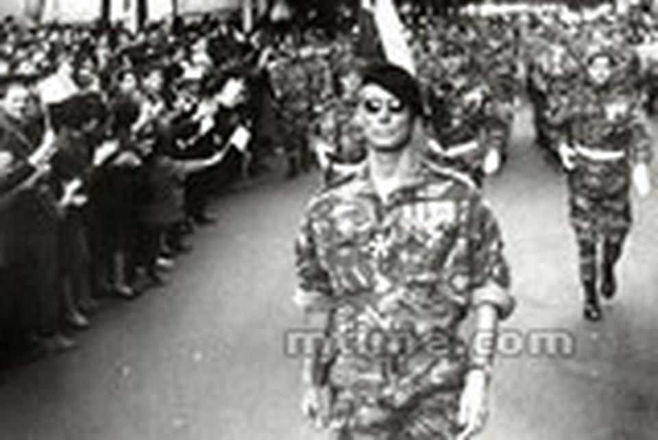 导演:吉洛·彭特克沃背景:阿尔及利亚民族独立战争关键词:纪实 殖民 抗争 1954年,法属阿尔及利亚首都阿尔及尔爆发反抗运动,随着暴乱升级,法国军队的镇压也愈加残酷,最后演变成独立战争。这部半纪录片忠实反映了这段抗争历史,粗颗粒的画面有如新闻片段,拍摄过程曾获得阿尔及利亚政府大力支持。影片立场客观中立,没有简单的美化或丑化任何一方,开创了欧洲电影批判殖民主义的先河。本片获得了威尼斯金狮奖,但在法国被禁映多年。