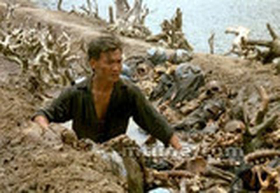 导演:罗兰·约菲背景:柬埔寨内战关键词:红色恐怖 屠杀 1972年,《纽约时报》记者辛尼在柬埔寨采访,与柬埔寨人潘迪在战火中结下深厚友谊。红色高棉占领金边后,辛尼安全撤退,潘迪因没有护照而被捕,目睹了红色高棉暴政的他历经劫难逃出地狱,与老朋友重逢。全片令人不寒而栗的一幕是潘迪逃跑时误入“人骨河”,一具具骨骸堆积如山的控诉着暴政统治者的惨无人道。影片后半段几乎成为华裔演员吴汉的逃亡独角戏,吴汉也凭此角色获得了奥斯卡最佳男配角奖。