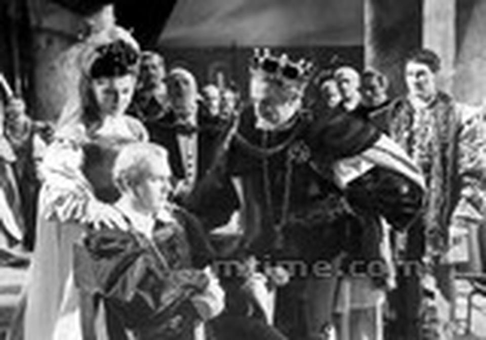 导演：劳伦斯·奥利弗类型：剧情/惊悚 哈姆雷特的父王神秘死去，皇叔继位并娶母后为妻。愤怒的哈姆雷特从父亲鬼魂处得知皇叔篡位的阴谋，精心策划复仇大计，但他的优柔寡断却引发始料未及的悲剧。莎士比亚的这部经典悲剧在影史上有多个版本，这个劳伦斯·奥利佛版被公认为最经典，他并未一板一眼沿用戏剧的表演手法，而是采用电影手段突破了舞台剧的限制，大大增强了情节的感染力。