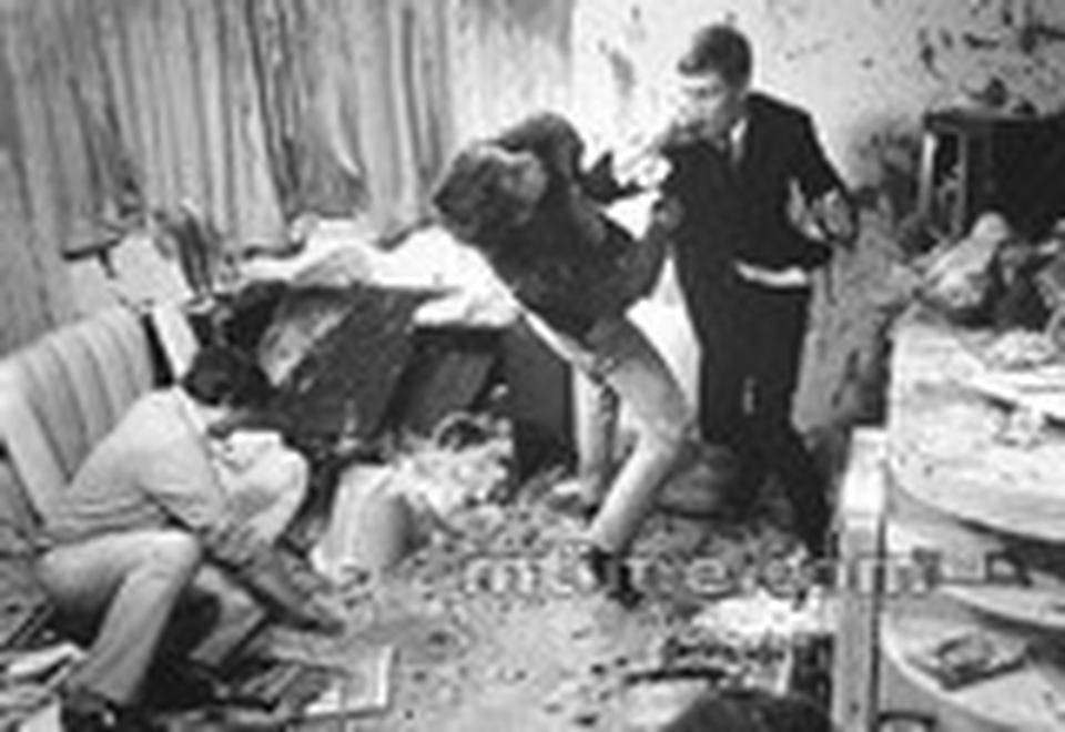 导演：唐纳德·卡梅尔 尼古拉斯·罗格类型：音乐/奇幻/剧情/犯罪 黑帮片和摇滚乐的结合，疯子卡斯犯了谋杀罪而逃亡，与过气的摇滚歌手特纳一伙厮混，在毒品和酒精的控制下，一伙人上演光怪陆离的迷幻演出。影片反映平行世界的交错、多重身份的迷惑等主题，由于涉及过多的性、毒品和暴力内容而沦为当年的18禁，拍峻之后两年才得以上映。饰演特纳的是滚石乐队当年的灵魂人物米克·贾格尔。