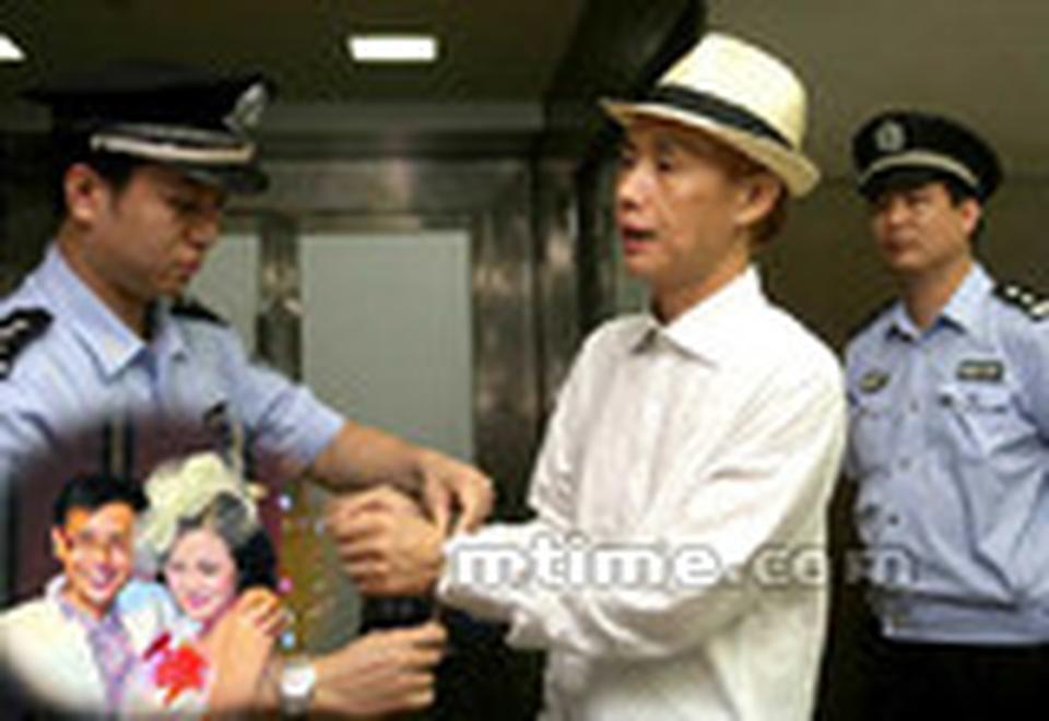昔日影视大鳄邓建国因欠债不还被警方在头等舱拘捕，邓建国近年财务问题颇多，据传早前邓建国迎娶19岁娇妻时风光大办也是靠借债撑门面，而婚礼不过是为了赚点礼金来还债。婚后小新娘自爆邓建国根本没钱，自己还“被家暴”，后悔嫁给他。近日更称两人并未领证已分手半月。