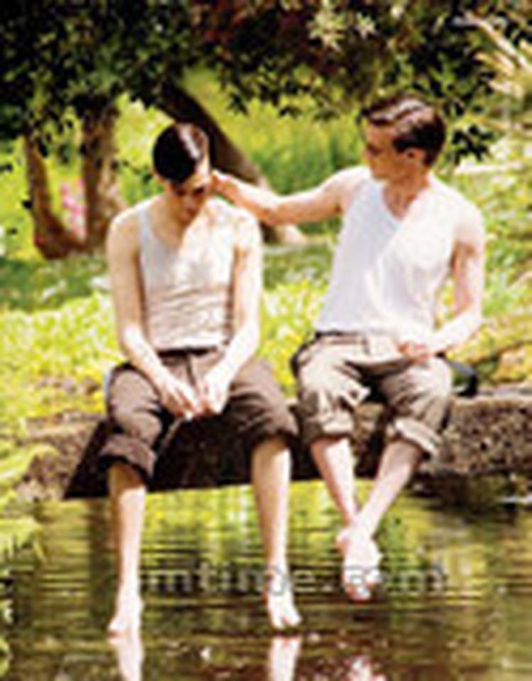 导演:杰弗瑞·萨克斯 主演:伊莫珍·波茨 马特·史密斯 道格拉斯·布斯 1930年,年轻的克里斯托弗·艾什伍德在诗人奥登邀请下来到柏林,来到当时的同性恋之都,自由之气扑面而来。影片改编自艾什伍德的自传体小说,由BBC电视台制作。