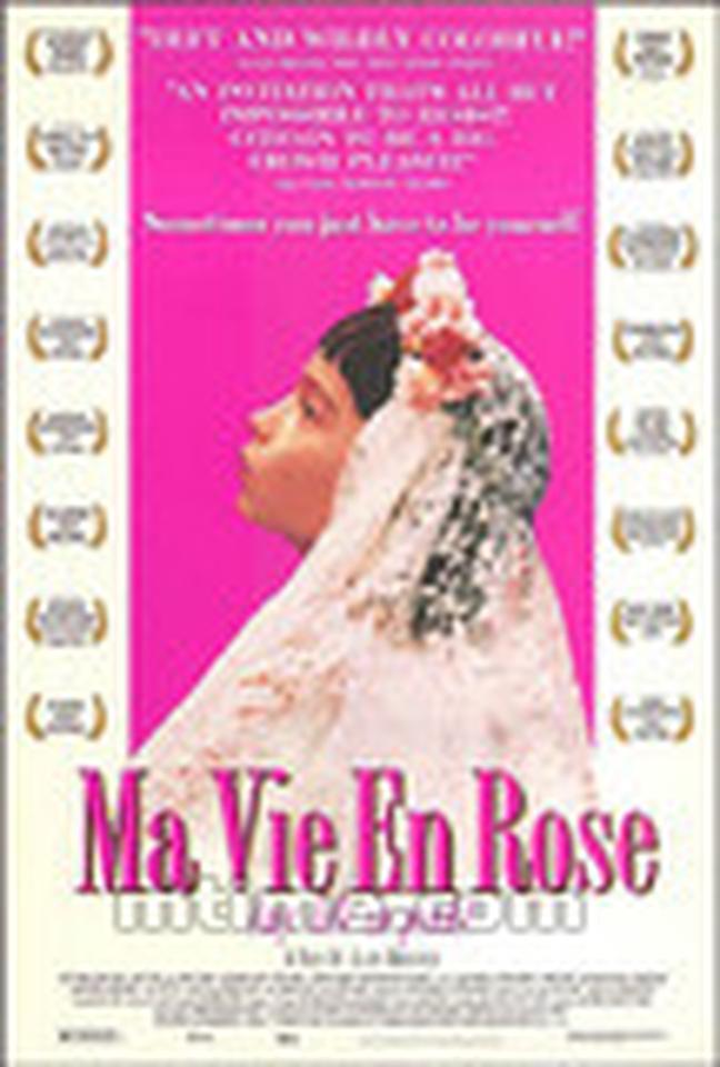 导演:亚兰·贝利内 主演:Jean-Philippe écoffe 海伦·文森特 米歇尔·拉罗克从小就喜欢穿着女孩服装的里多维克,起初并没有受到父母太多的限制与指责,然而随着他的年龄渐长,他的言行举止比过去更加严重。在家里时他喜欢玩芭比娃娃、扭转身躯妙曼跳舞;在学校里,他喜欢上与他同班的邻居男同学,一心一意想成为他的新娘。整个颠覆性别...