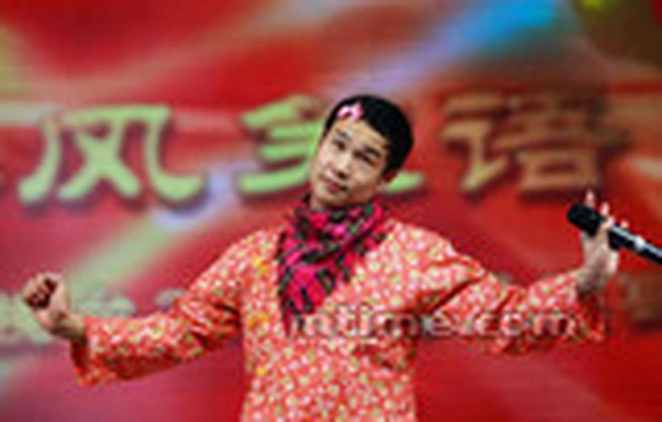 近日，有网友在某知名论坛曝光了2012年春晚的节目单。据该网友称，他是央视的工作人员，在楼梯捡到了这份节目单，出于好奇才决定将其曝光。从这份节目单上看今年港台明星的比例大减，赵本山依旧携爱徒小沈阳“压轴”演出《洋媳妇儿》，上演一出儿子小沈阳留学多年回国，告知老爸自己娶了一个美国媳妇儿的故事。但春晚剧组随即表示这是假消息，且暂时不会做出其他回应。