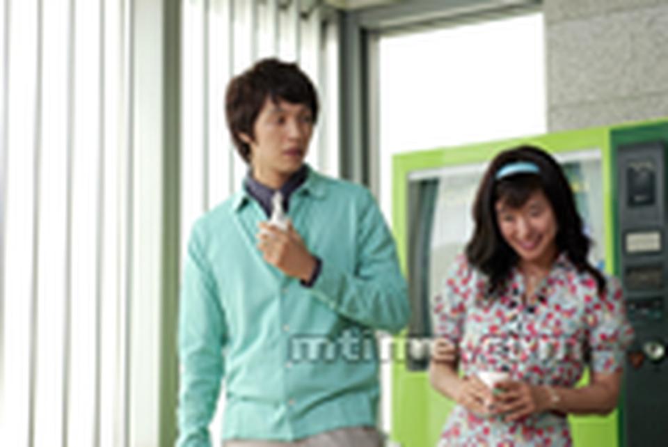 老处女崔美子无意中结识了电视台的年轻帅哥导演，二人虽互有好感，但碍于年龄差距使得他们裹足不前，于是美子家的三位老奶奶誓要抓住这天赐良机，拿下男丁。