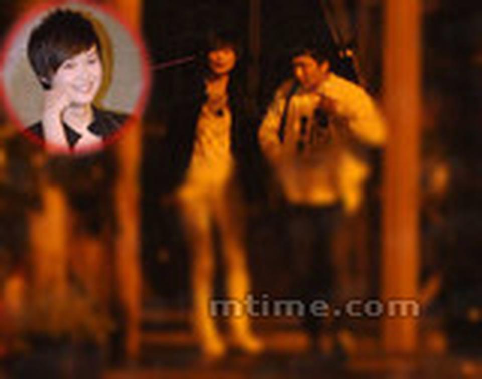 日前某天深夜，李宇春身穿黑色外套低调回京，午夜时李宇春和助理到三里屯附近，接上一位三十岁左右的白衣男士，帮着李宇春把行李放到了一辆豪华的奔驰汽车上，然后两人走进一家餐吧，一边吃饭，一边亲密聊天。凌晨两点左右李宇春和白衣男并肩走出餐厅，两人在空荡荡的街头悠闲地散步，半个小时后白衣男亲自开车和李宇春返回了左家庄附近李宇春的公寓，记者在公寓外又等候了二十分钟，没有看到白衣男的汽车离去。