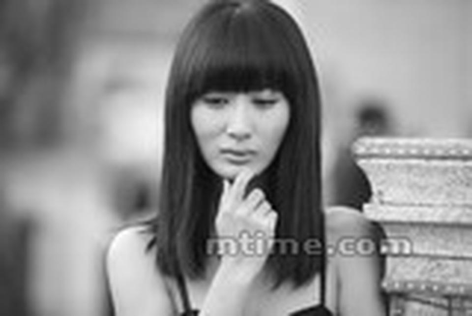 明星出名后与经纪人翻脸的事件不胜枚举。近日，热播剧《步步惊心》中饰演“绿芜”一角的演员郭珍霓与经纪人均指责对方违约，两人同时作为原告，将另一方诉至法院。经纪人称郭珍霓单方面解除合同，私下接活，向其索偿150万。郭珍霓则称经纪人私吞广告费违约在先，归根结底，还是利益分配不均，羽翼丰满要单飞。