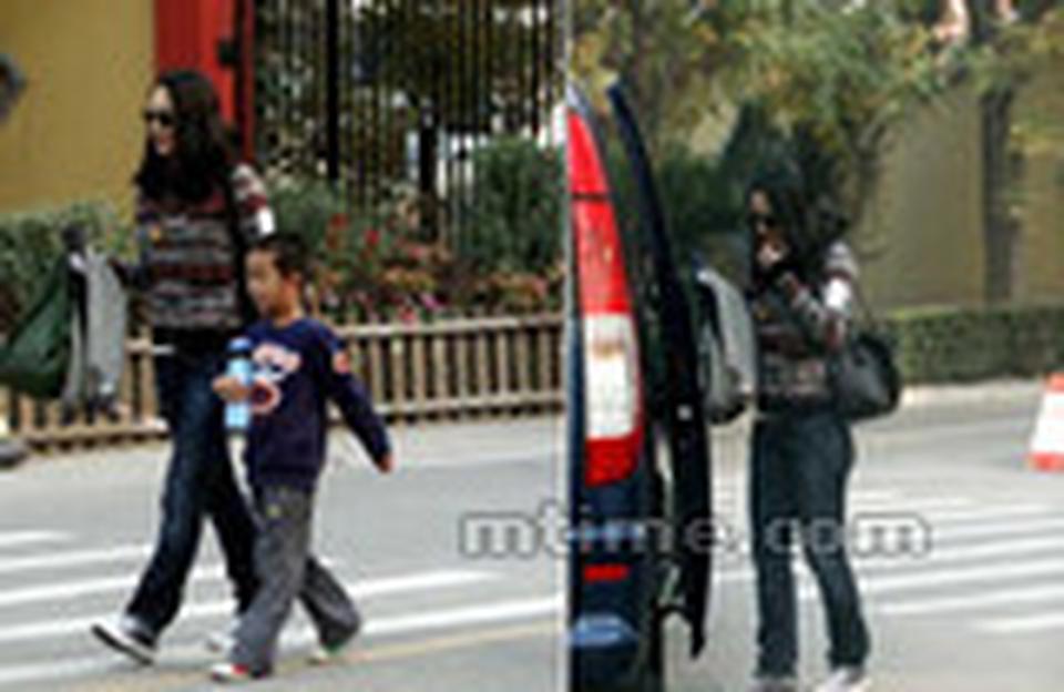 姜文背后的女人周韵甘在背后相夫教子，多次拍到她单独带爱子外出游玩，一人掌家万分贤惠。日前，周韵打扮非常平民化，但仅以一副黑超遮面独自接爱子放学。爱子一出学校门口便扑向周韵，她边走边询问爱子当日的功课情况，直至上车，始终面带微笑，典型的贤妻良母。