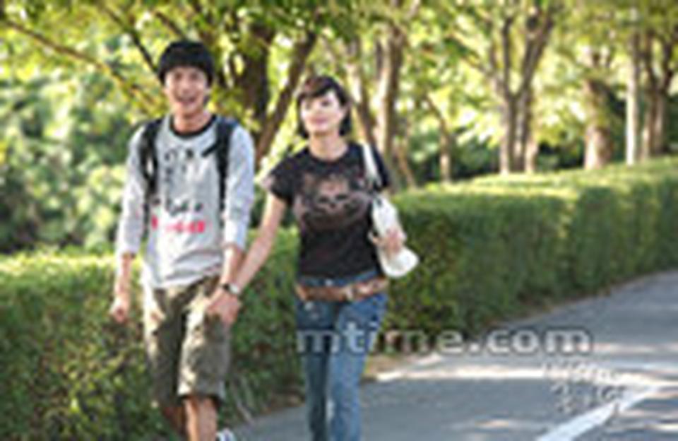 李瑟是一个就算遇到晴天霹雳也不会惊慌失措的乐天派家庭主妇，她现在正在和一个无比善良单纯，但小自己十岁的大学生秘密约会着……