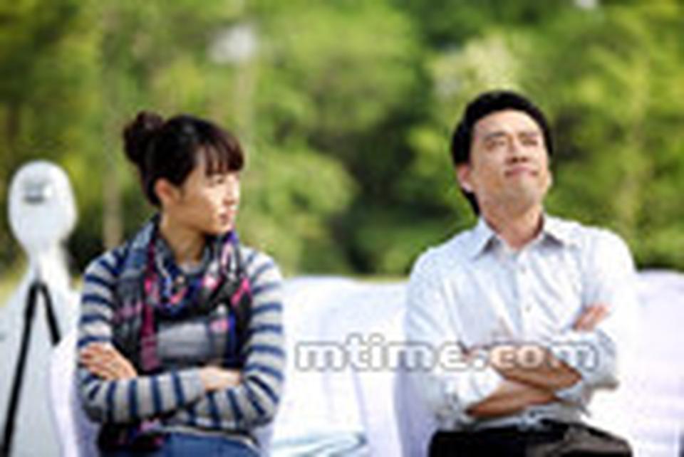 和赵宝刚一样，滕华涛导演的电视剧如《蜗居》、《裸婚时代》等也以台词犀利著名，原著作者鲍鲸鲸的文笔更是行云流水，两者结合碰撞出独特火花，片中大段大段的台词吐槽妙不可言，如“情谊千斤比不过胸脯四两”、“别跟我谈人生，你连人都没生过，有什么资格谈人生”等充满吐槽精神的金句，让人听着如醍醐灌顶，大有成为流行语的潜力。