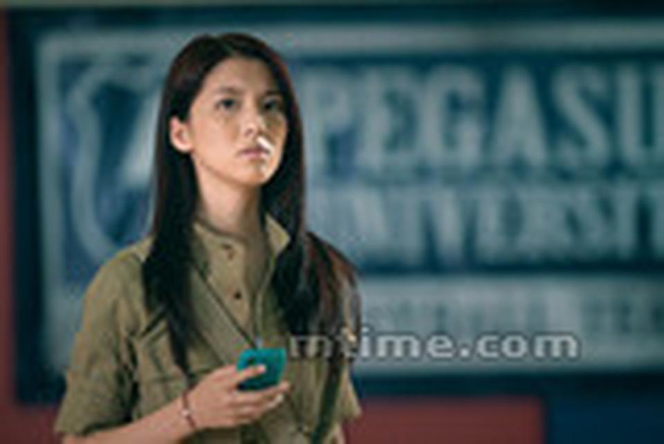 青春魔幻喜剧《开心魔法》将领跑贺岁档公映,该片由吴尊、吴千语、吴京、古天乐、黄百鸣、闫妮领衔主演。其中,女主吴千语是天娱旗下的嫩模,从多张剧照上她差异甚微的表情来看,她的演技还需多多磨练。