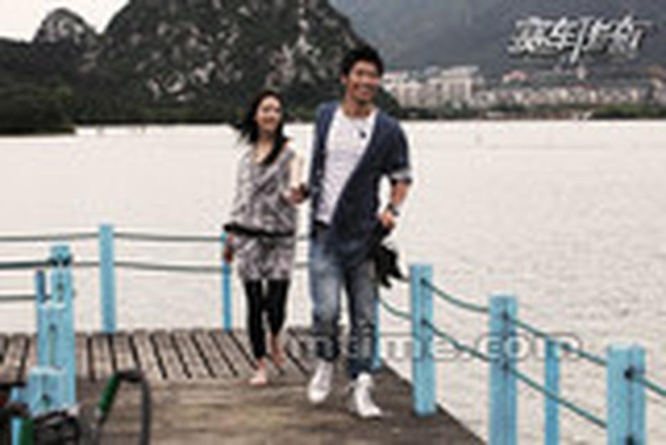 已确定驶入贺岁档的影片《赛车传奇》也放送了不少剧照。窦骁、信、王柏杰三位型男在片中分别饰演桀骜不驯的叶浩城、冷酷沉默的林司哲以及顽皮善良的吴嘉乐。而片中唯一的一位女赛车手林韦彤(张钧甯 饰演)与窦骁有不少爱情戏份。