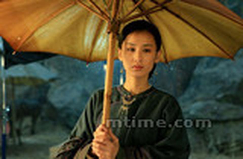 黄圣依和杨子共演的民国情感女人电影《女人如花》上周公布了数张黄圣依剧照。影片讲述一对原本门当户对幸福美满的情侣被拆散,并在乱世中颠沛流离的故事。