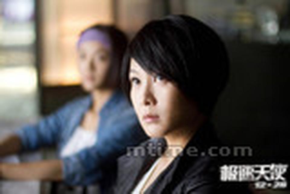 刘若英一改温柔知性,在本片中饰演一位始终冷着脸耍酷的帅气女赛车手。