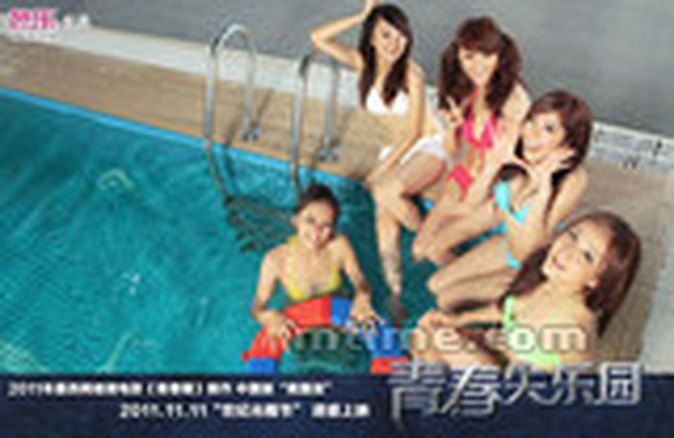 本片是《青春期》的续集,仍然是一段残酷的青春故事,当然也加入了导演的意淫。虽然这部这网络首播的微电影还够不上国产性喜剧的高度,但里面的确是有不少大胆“情色秀”的;虽然这些90后姑娘们的小身板远不如周韦彤有看头,但她们胜在数够多人够嫩。