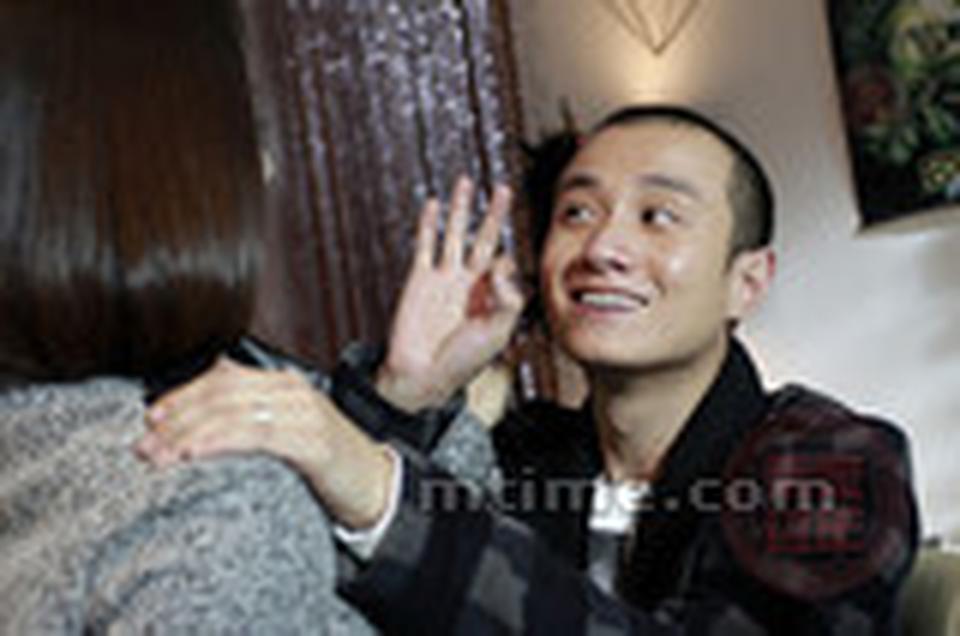 《亲家过年》是叶伟民、文隽这对金牌搭档继《人在囧途》之后合力打造的第二部喜剧类型电影,故事题材相当亲民,讲述一对80后小夫妻,为了创业偷偷卖掉了家长给置备的新房,却在过年前临时接到了双方长辈都要来北京与他们共度春节的“噩耗”……《失恋33天》之后,文章将继续在本片中搞怪卖萌耍贱。