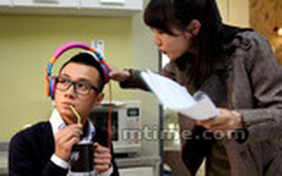 黄小仙与王小贱的闺蜜情是从吵架开始的,依黄小仙的说法,她与这性取向相当可疑的精装小男人同事的两年里,吵的架比一对结婚二、三十年的夫妻还要多。二人就这么样吵到情投意合,后来还搬到一块儿住了,演了一出中国版《威尔与格蕾丝》。