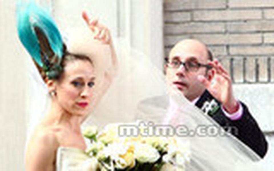 Carrie爱收集时装和鞋子,Stanford则爱收集人偶娃娃,前者受男人追捧,后者因为矮胖身材外加眼镜与秃头,桃花运自然没那么旺。所以Stanford骨子里有自卑,这自卑直到Carrie与闺蜜Charlotte替他牵了红线并修成正果,方才完全消除。可见GAY蜜友情的见证之一,便是兼职做月老。