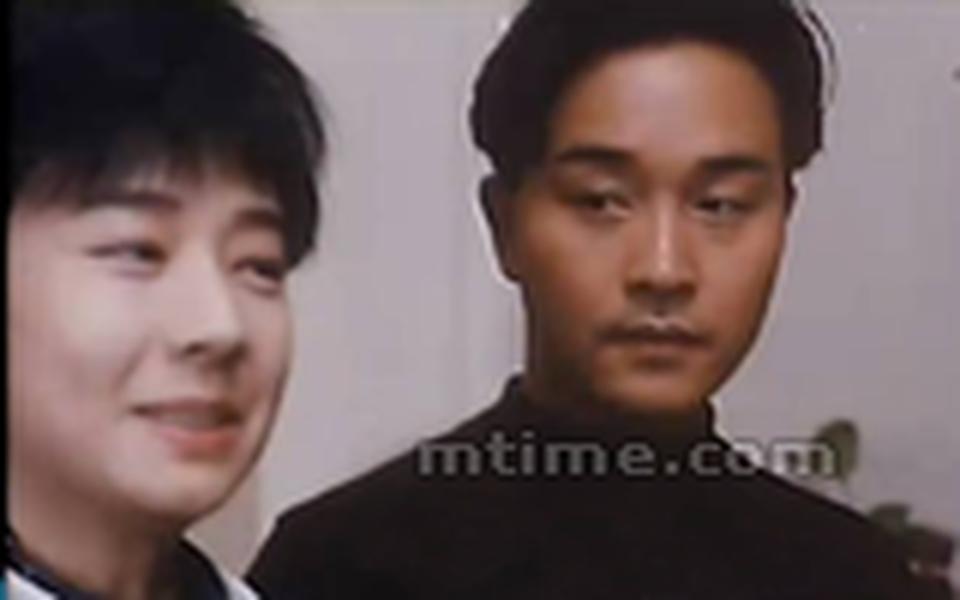 张国荣总说自己演过的同性恋角色就是《春光乍泄》中的何宝荣和《霸王别姬》中的程蝶衣,那么《家有喜事》里的常骚姐又算什么呢?比走路姿势比女人更花枝招展,还表情冷艳地跟星爷解释“生孩子很痛的”这一真理,所以他与片中的毛舜君果然是绝配,一个是娘炮男,一个是男人婆。他们不搞在一起,老天都不答应吧!