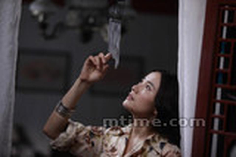 《遍地狼烟》中的小宋佳，有着区别以往的妩媚与风情，超越时代的时尚感让她的爱情在镜头前中有着别样的清新，而人物性格中暗藏着的动荡与坚守又与那个时代契合。在一群职业狙击手的男人戏中，充满风情的老板娘柳烟是倍受瞩目的焦点。
