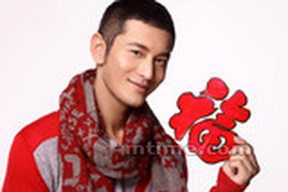 No.1 黄晓明代言综合指数：★★★★★★★★★★ 代言品牌：GUCCI；DIADORA意大利运动品牌；OLAY男士；瑞士天梭表；东芝电器等。 代言费：约700万-900万/2年
