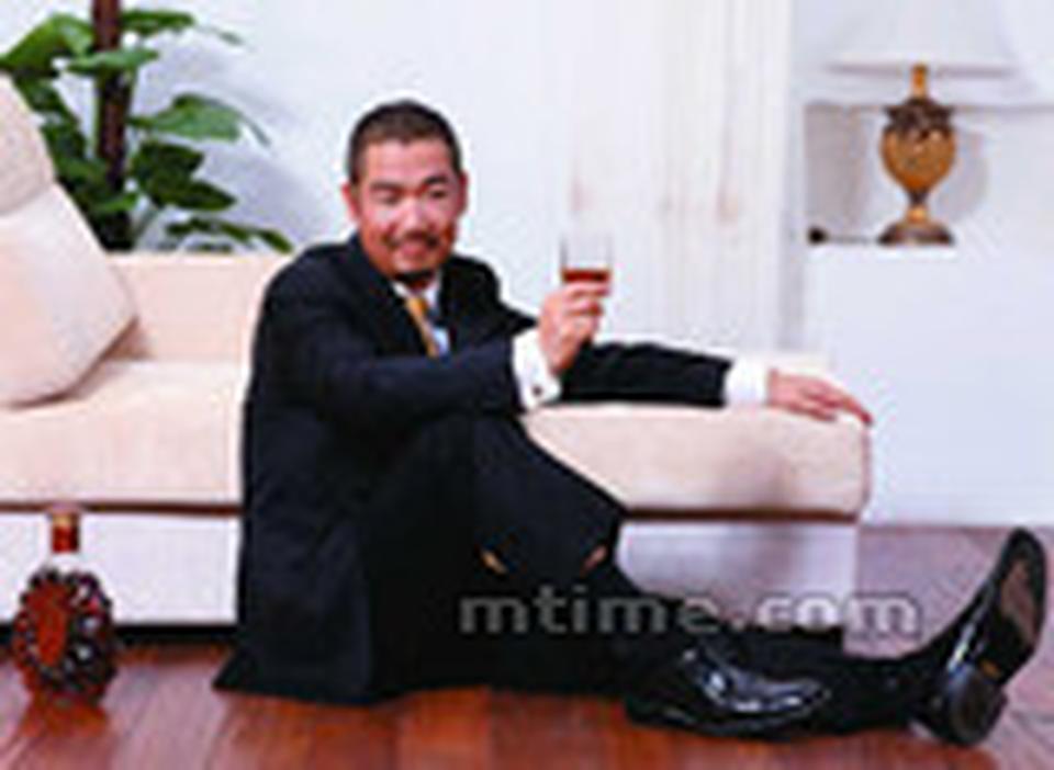 No.5 张国立代言综合指数：★★★★★★★★  代言品牌：希努尔男装、置信牧山丽景、百事可乐、美丽岛地板、九芝堂六味地黄丸、恋伊升降衣架。 代言费：150万-250万/2年
