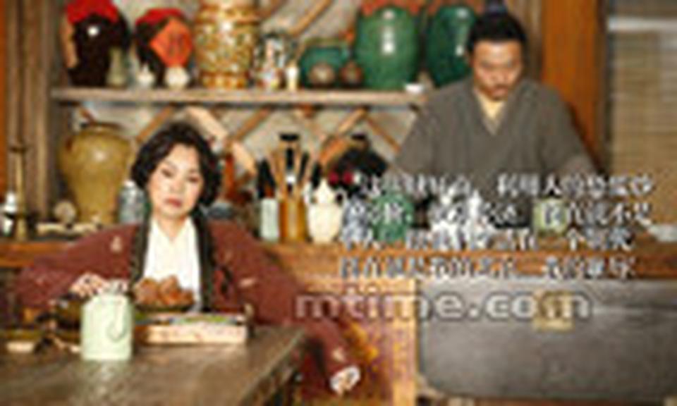 《武林外传》电影版借古讽今，聚在同福客栈的一干侠客们也像现代人一样纷纷遭遇了房价暴涨的危机，佟掌柜这句讽刺一针见血指出了现状，但也其实也说明了她对现状的无可奈何。