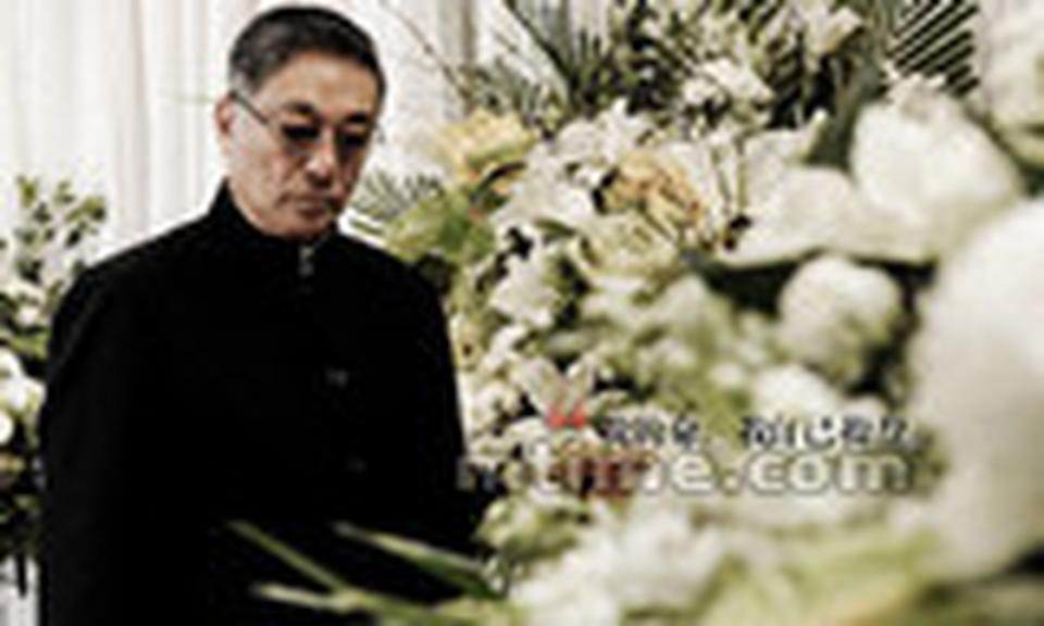 《窃听风云2》由吴彦祖、古天乐、刘青云三人主演，但影片中操纵香港股市的反派BOSS——“地主会”大佬同叔却是由老戏骨曾江主演的。这个人物不但害死片中吴彦祖的父亲，更在片中一枪打死吴彦祖，并脱口而出这句“我的命……我自己操盘。”足见其至死不悔改的心，堪称年度最霸气台词。