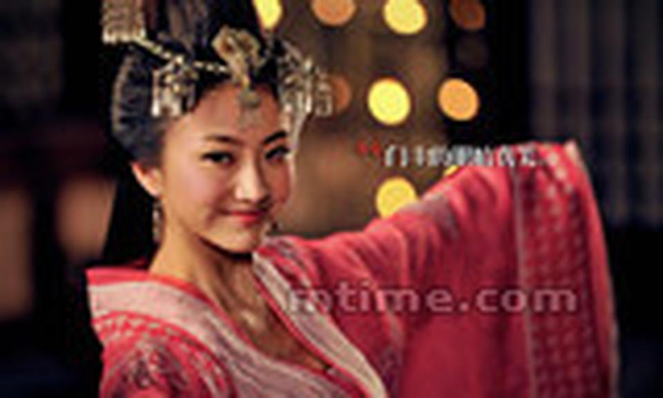 影片用现代人的视角讲述了一个女人的史诗……啊不，是军事家孙膑的一生：结果齐王找了日本影星来演，庞妃找了韩国影星来演，吴镇宇和孙红雷这对师兄弟一个神神经经一个疯疯癫癫整天都在做些不合逻辑的事。也许在投资人眼中，除了景甜“的眼睛真美”，其他一切他都看不见了，什么逻辑剧情，全是浮云……