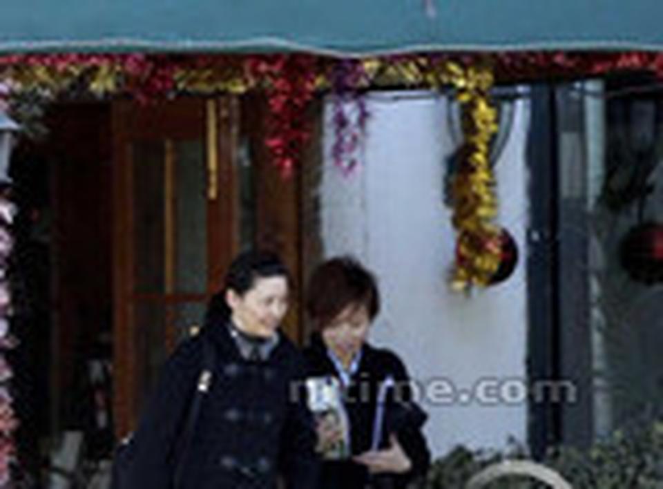 冯导发牢骚宣称要和电影“分手”后，令华谊股价下跌，冯导倍感压力，近日，夫人徐帆素颜亮相与友人到东四环附近一家西餐厅享受美食，当天发型随性，心情大好，看来并没有受到冯导发牢骚事件的影响。
