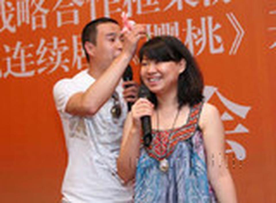 情人节很多人都收到这样一条来自小沈阳的情人节告白短信:“俺媳妇演的《樱桃》18日将在山东卫视播出，请父老乡亲抽空瞟两眼，给春阳和本山传媒俺师兄弟师姐妹捧场，他们老有才了，情人节缘分啊。”证实了该短信的真实性后，部分观众表示：“小沈阳太有才了，这么浪漫的事儿都能干得出来，他对他老婆的事真上心，纯爷们儿啊。”