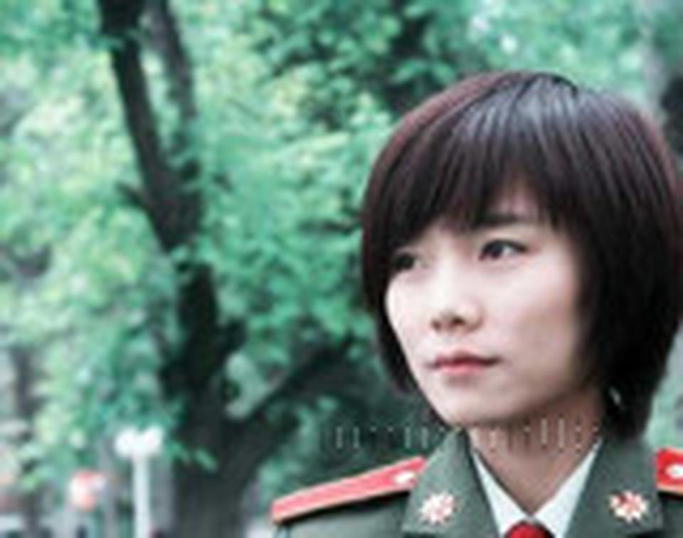 当年超女第六名的小清新许飞，去年3月1日正式进入战旗文工团，如今已经低调地成为成都军区战旗文工团的一名文职干部。对于自己的决定，许飞坦言从来没有后悔过。据许飞透露，自己是正连职干部，每个月的工资不到5000元。
