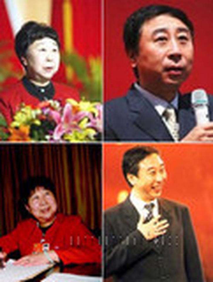 最近，有网友曝光了相声演员冯巩姐姐的照片。网友对此纷纷留言表示他们姐弟俩长的很像，更有网友调侃称她姐姐简直就是女版冯巩，看起来就跟冯巩戴了假发一样。