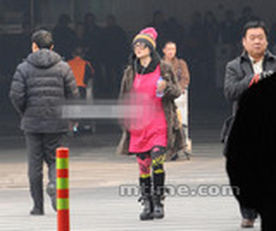 谢娜日前携助理回京，一身色彩鲜艳的花俏装扮亮相，行头相当拉风。行姿走样昂首挺胸，完全彰显“坡姐”风范。而“坡姐”这一身鲜亮又不显身材的潮装难免会惹来怀孕的猜疑。